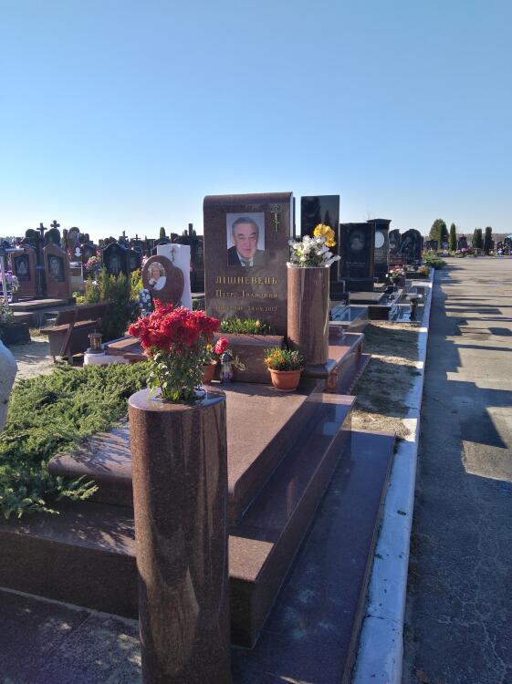 00063Гранитный памятник00063