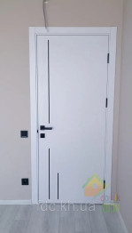 Межкомнатная дверь OMEGA / INDUSTRIAL WM42 эмлеер белый, черный молдинг