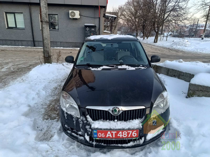 Автомобиль skoda fabia(Шкада фабиа) 1,2 benzin 2009год легкое повреждение двери